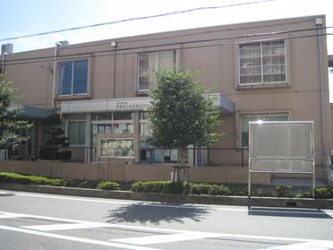 新田駅近くの通り沿いにあります