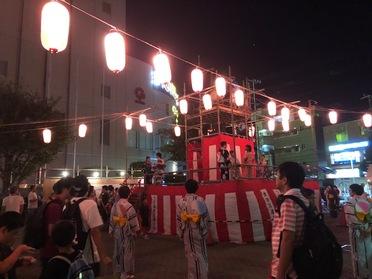やぐらを囲んでみんなで踊ります