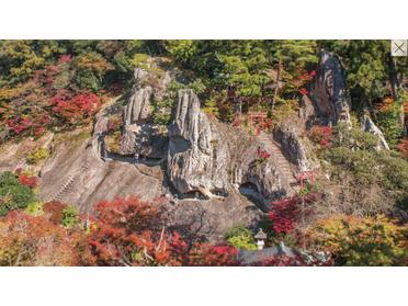 奇岩遊仙境・稲荷社では四季折々の自然の美を堪能