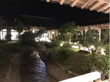 小川が流れるエントランス