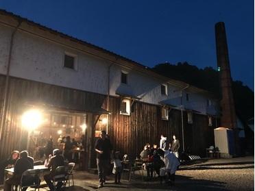 会場は川沿いの酒蔵跡地