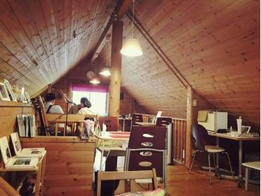 二階席はまるで屋根裏みたいな空間