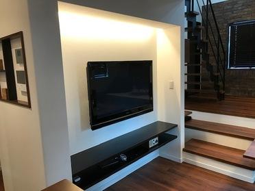 壁掛けのTVと間接照明がいい感じです