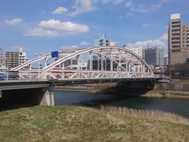 開運橋。アーチが見事な橋です。塗り替えでキレイに。