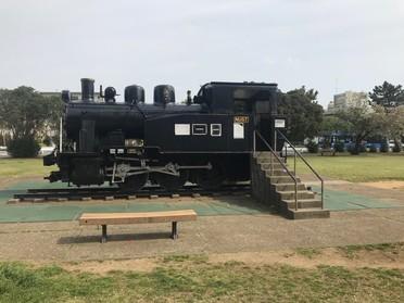 公園に機関車の遊具