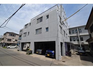 閑静な住宅街です♪駐車場は屋根付きですよ♪