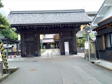 立派な門