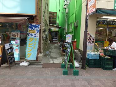 奥にございますが、緑色の看板が目印です♪