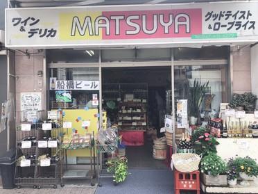カラフルな看板で目を奪われますね!