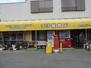 赤いポストが目印