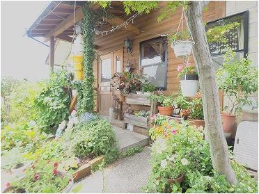 花や木に囲まれている店頭