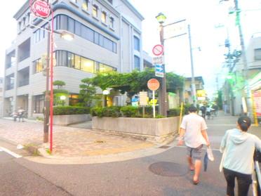 市川駅の大通り沿いにあります。