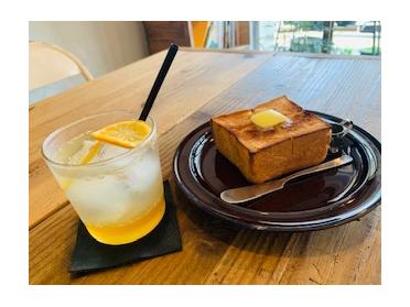 厚切りバタートーストはちみつレモンソーダ