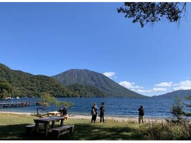 中禅寺湖越しにみる男体山(千手ヶ浜より)