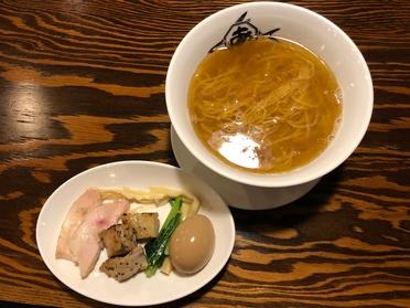 透き通ったスープが美しいです!