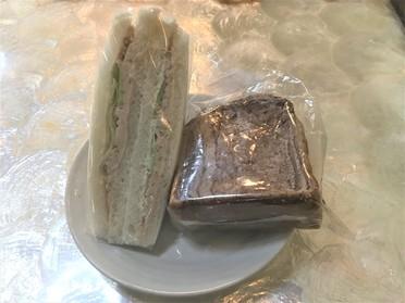 ツナサンドとチョコレートデニッシュ