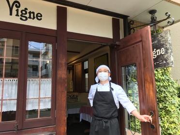シェフの瀬尾さん、素敵な店構えです。