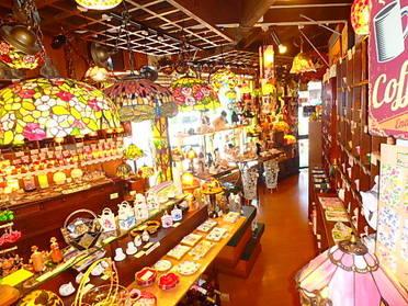 綺麗なステンドグラスやランプのお店です