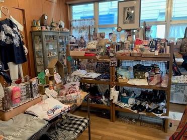 雑貨や洋服、アクセサリーがあります!