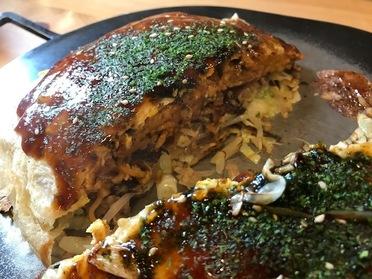 鉄板の上で頂くアツアツのお好み焼き!
