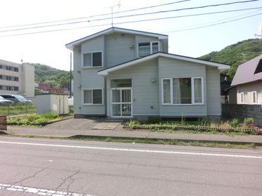前面道路広めで日当たり良いです!