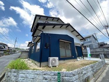 ネイビーのガルバリウム鋼板を貼りました☆