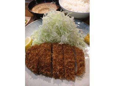 見た目にも美味しい、分厚いとんかつが楽しめます!