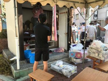 店長と地域の方々でお地蔵さんのお掃除