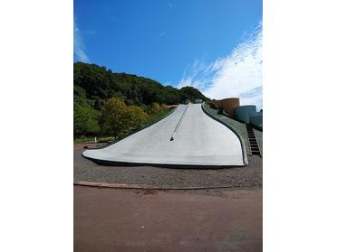 石の滑り台
