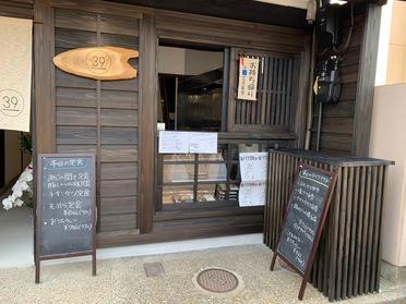 入口の隣でテイクアウトできます。