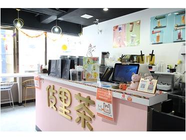 ピンクのカウンターがかわいい店内です