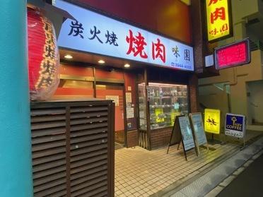 赤いレンガの建物が目印です!