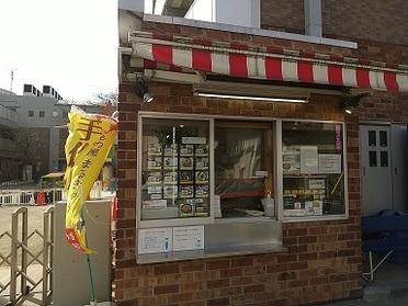 窓越しに注文する小さなお店です