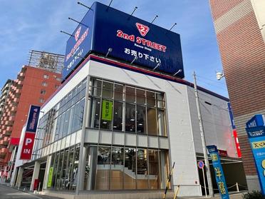 大通り沿いです。