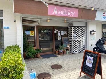 閑静な住宅街に目を惹かれる可愛らしい外観が現れます