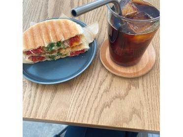 今回頂いたアイスコーヒーとホットサンドです。