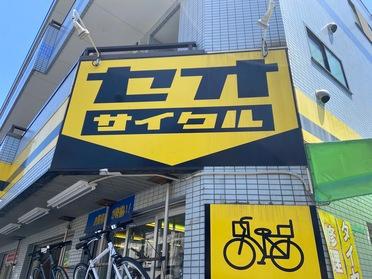 黄色い大きな看板が目印です