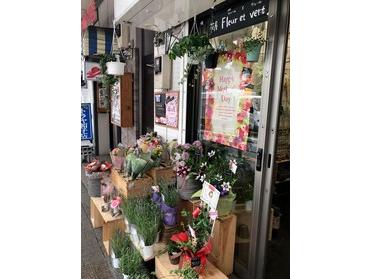 店頭を彩る四季折々の花が目印です!