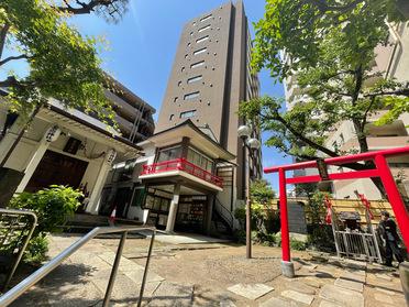 ビルと神社