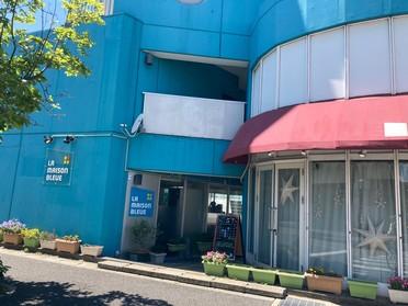 青い外観が目印!