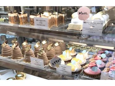 可愛いケーキが並んでいるショウケースは眼福?