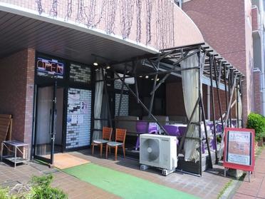 お店の入り口のテラスでランチを堪能♪