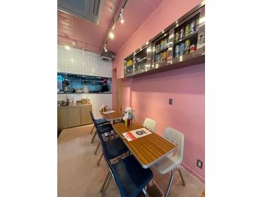 ピンクが素敵な店内
