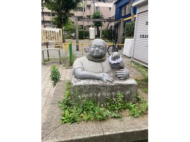銅像に公園名が書かれています。