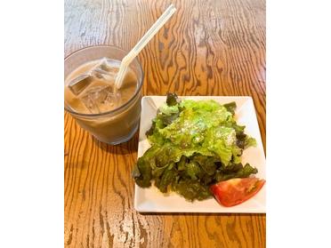 セットのサラダとドリンク