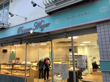お店の外から美味しそうなパンがたくさん見えます!