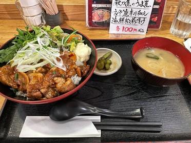 柔らかハーブ豚のトン丼定食