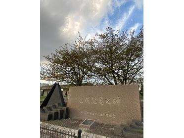 この記念碑の後ろには大きな桜の木がありました !