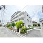 ＢＲＩＬＩＯ 外観写真1 閑静な住宅街に建つ、白いマンション
