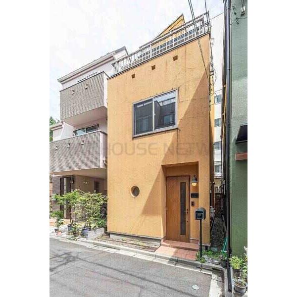 東京メトロ千代田線「根津」駅徒歩5分。池之端アドレスに所在する、木造3階建ての住まいです。